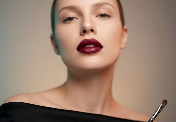 Бордова помада